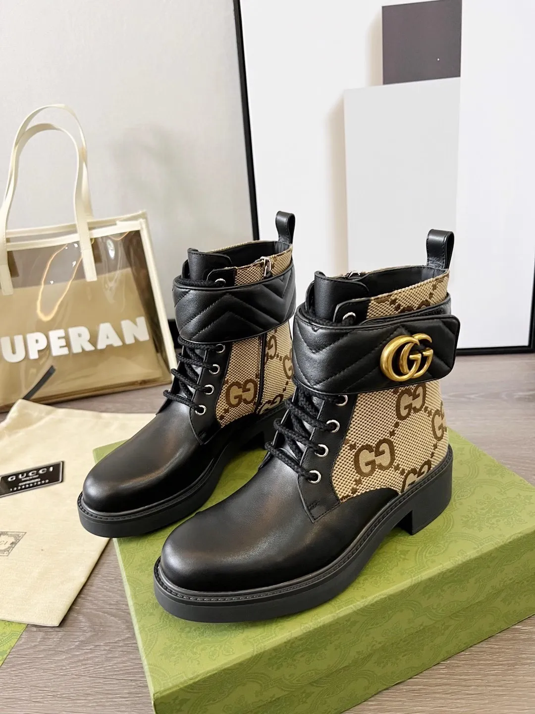 👟👟Ex-factory price 560👟👟 Autumn and winter GUCCI double G ankle boots original model opening✅ Full oil edges and metal chain details, a pull strap at the back for easy putting on and taking off, elastic design on both sides, full of high-end sense [strong] Fabric: cowhide🐂 Inner/foot pads: high-end cowhide🐂 Little Bee GUCCI TPU outsole Heel height 4cm Color: black Code number: 35-41 (41 needs to be customized) Packaging: Comes with card and cloth bag.